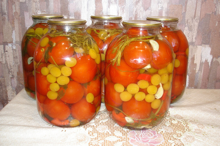 Фото к рецепту: Консервированные помидоры с желтой алычей(ткемали), без уксуса.