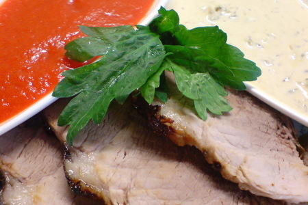 Фото к рецепту: Запечённое маринованное мясо с двумя соусами