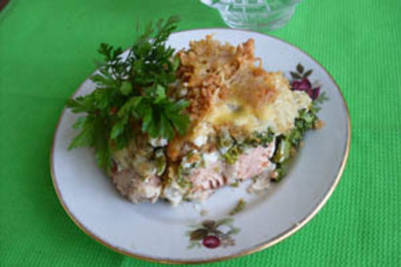 Фото к рецепту: Горбуша запеченная с брокколи и соусом