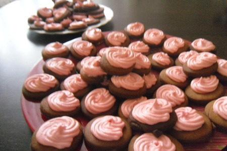 Фото к рецепту: Медово-имбирные печеньки с королевской розовой глазурью "мадам де помпадур" 