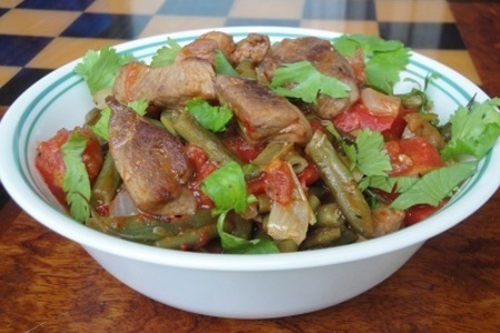 Фото к рецепту: Зелёная фасоль с мясом и аджикой