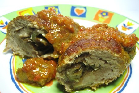 Фото к рецепту: Рулетики из свинины с грибами под томатным соусом с имбирем