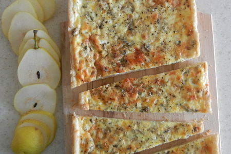 Фото к рецепту: Открытый французский пирог с грушами и сырами