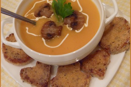 Фото к рецепту: Тыквенный суп-пюре с грибами и пармезановыми гренками