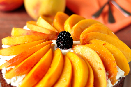 Фото к рецепту: Имбирный пирог  с персиками под творожным кремом