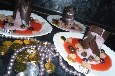 Десерт из черничного мусса с бисквитной крошкой и шоколадом "сокровища черной башни"