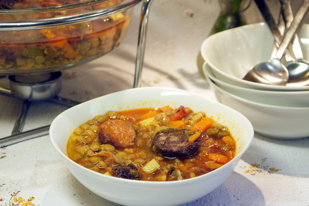 Фото к рецепту: Lentejas con chorizo. (густой чечевичный суп с чоризо и кровяной колбасой)