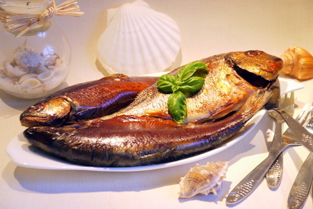 Фото к рецепту: Рыба горячего копчения // без коптильни