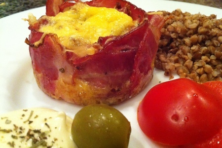 Фото к рецепту: Закуска "корзинки из бекона, наполненные яйцом, луком-шаллот и сыром маркиз"