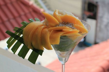 Фото к рецепту: Десерт из манго и клейкого риса