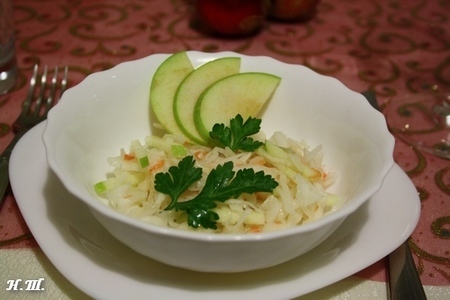 Фото к рецепту: Салат из квашеной капусты с яблоком.