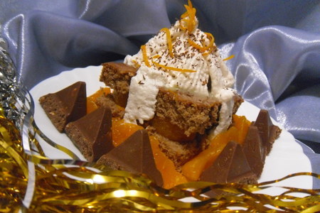 Фото к рецепту: Пирожное с бисквитом, снежным кремом и белым шоколадным ганашем  - "мандариновый подарок.."