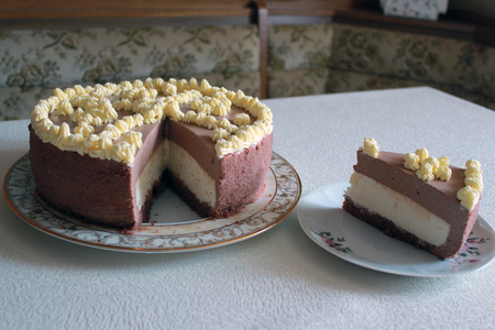 Фото к рецепту: Творожный торт-суфле с белым и чёрным шоколадом
