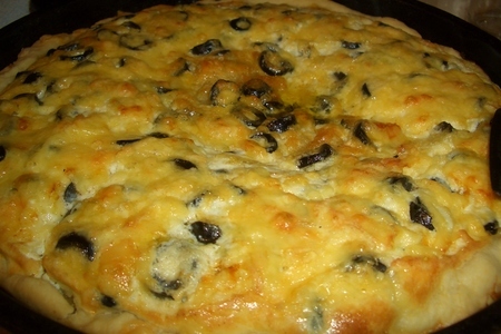 Фото к рецепту:  сырный пирог с маслинами
