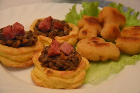 Фото к рецепту: Картофельные гнезда с чечевицей и салями с фигурными кусочками филе цыпленка