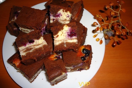 Фото к рецепту: Пирог брауни с творогом и ягодами