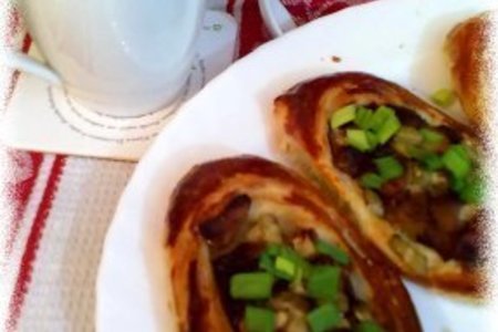 Фото к рецепту: Лодочки из слоеного теста...с картофелем и мясом "по деревенски"