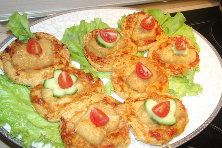 Фото к рецепту: Новогодняя змейка из мини-пицц с наггетсами из мяса цыпленка "золотой петушок"