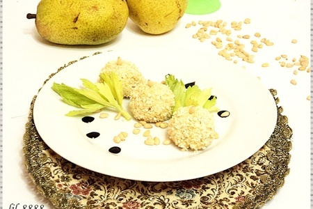 Фото к рецепту: Закусочные шарики из груши, творога и кедровых орешков