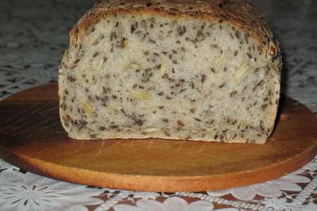 Фото к рецепту: Хлеб с льняными семенами и семечками подсолнуха (на закваске)