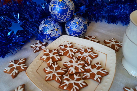 Фото к рецепту: Печенье снежинки в подарок друзьям и близким к новому году