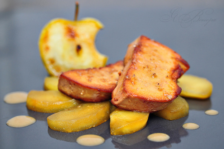 Фото к рецепту: Фуа-гра с карамелезированными яблоками фламбе и  яблочно-медово-соевым  соусом