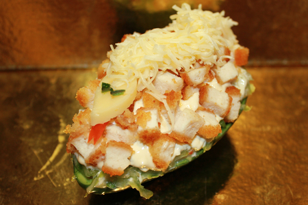 Фото к рецепту: Кусочки филе цыпленка в панировке «золотой петушок» в салате с авокадо на тему нового года «змейка»