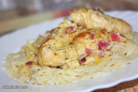 Фото к рецепту: Курица с горчичной корочкой в соусе из белого вина с луковым ассорти.