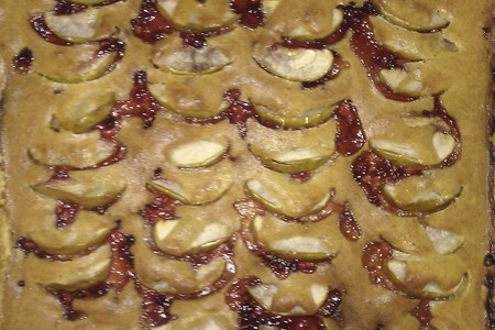 Фото к рецепту: Яблочный пирог с брусничным конфитюром
