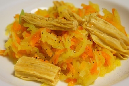 Кольраби и морковь, тушеные с соевой спаржей
