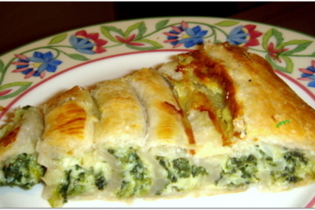 Фото к рецепту: Пирог из слоенного теста со шпинатом и сыром