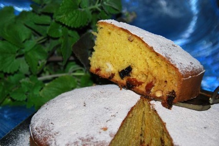 Фото к рецепту: Бисквитный пирог с сухофруктами и орехами. 