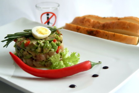 Фото к рецепту: Тартар из сельди с авокадо и чили