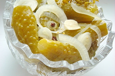 Фото к рецепту: Огурцы с лимонной кислотой по-болгарски