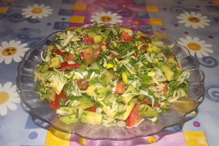 Салат с авокадо и пармезаном.