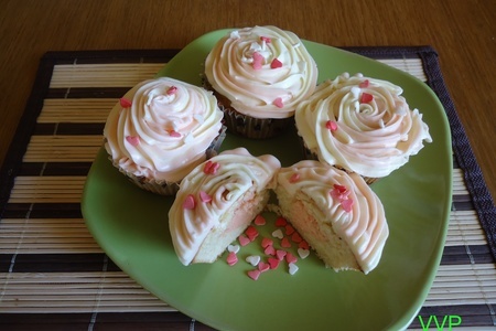 Фото к рецепту: Капкейки розовое сердце(идея ко дню всех влюбленных) и из остатков пирожные розочки