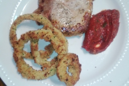 Фото к рецепту: Pork steak and onion rings  свиной стейк и луковые кольца