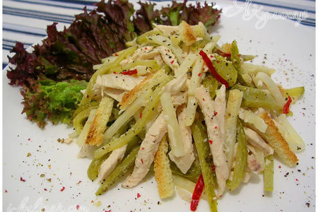 Фото к рецепту: Салат с курицей, корнишонами и сельдереем