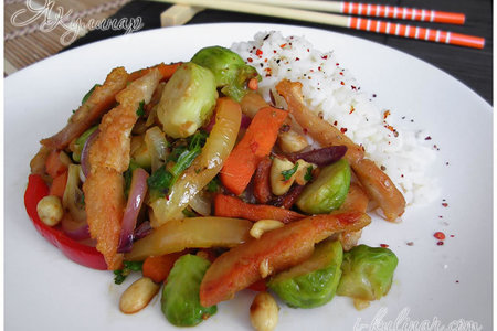 Фото к рецепту: Курица с овощами в восточном стиле