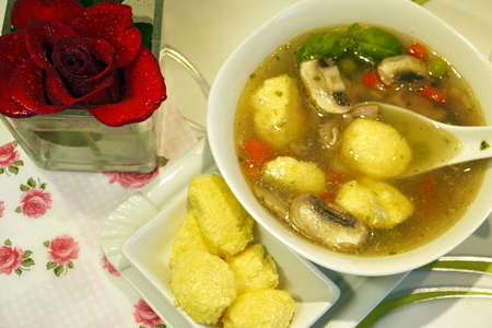 Фото к рецепту: Суп с овощами и ньокками из поленты „иветта“