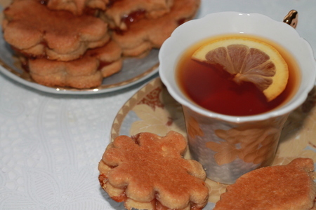 Фото к рецепту: Вкусное печенье с брынзой и с джемом. для лены72.