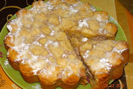 Фото к рецепту: Творожный пирог с вареньем под медово-масляной крошкой