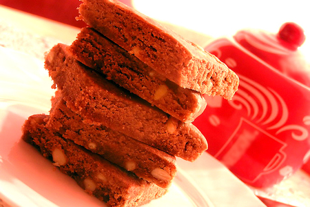 Фото к рецепту: Шортбред с шоколадом и кедровыми орешками за 2 минуты в свч