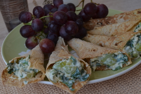 Фото к рецепту: Кулечки из лаваша с сыром и виноградом