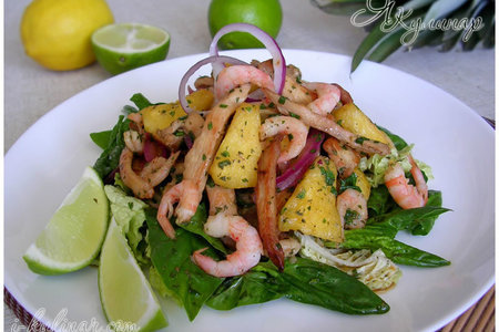 Фото к рецепту: Тайский салат с креветками, курицей и ананасом