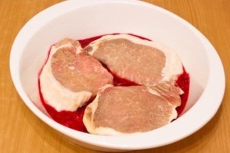Фото к рецепту: Мясо, запеченное в духовке с брусничным соусом «дарбо»