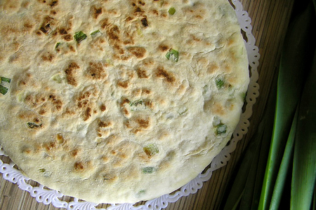 Фото к рецепту: Лепешка с зеленым луком за 15 минут