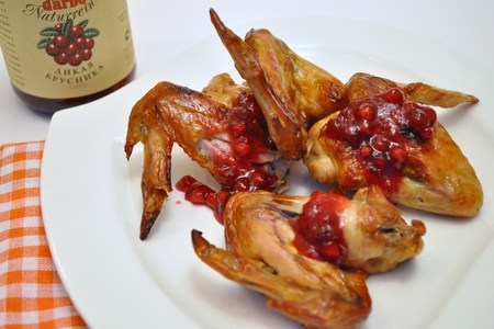 Фото к рецепту: Куриные крылья  глазированные под  соусом дикая брусника d"arbo.