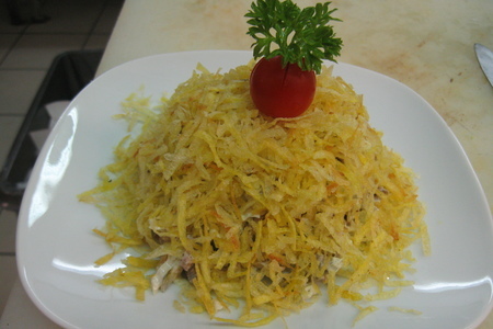 Фото к рецепту: Салат мясной с китайской капустой и картофельной стружкой.
