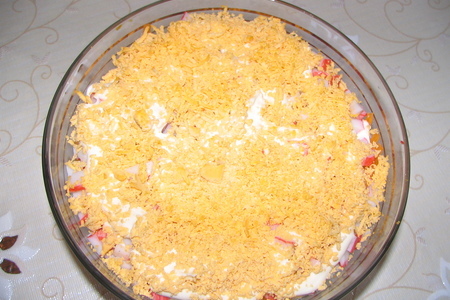 Фото к рецепту: Слоеный салат с крабовыми палочками
